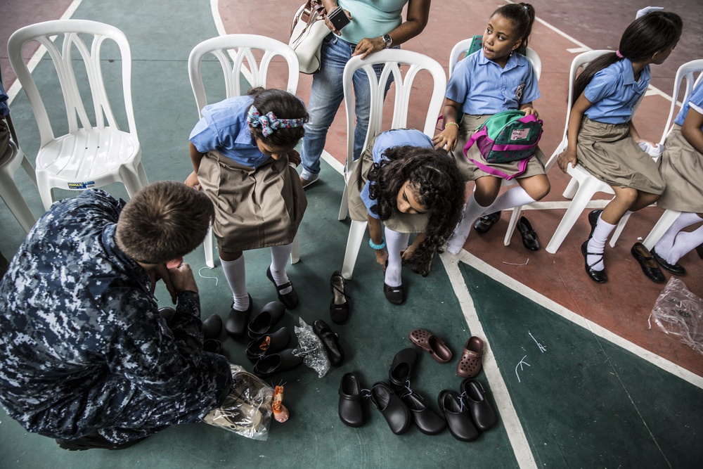 Marines and Sailors bring joy to Santo Domingo