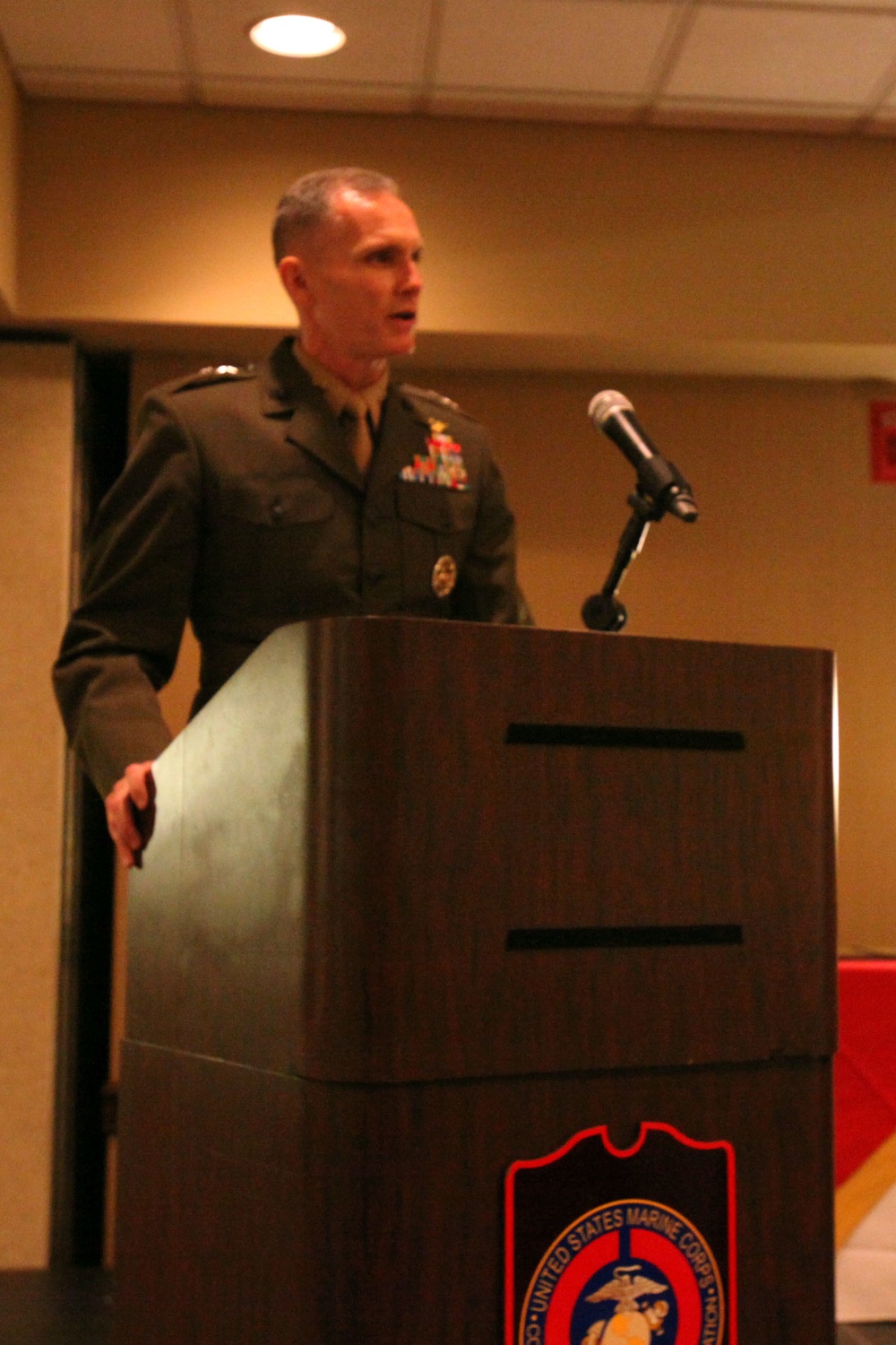 2nd MAW CG is guest of honor at USMCCCA awards banquet