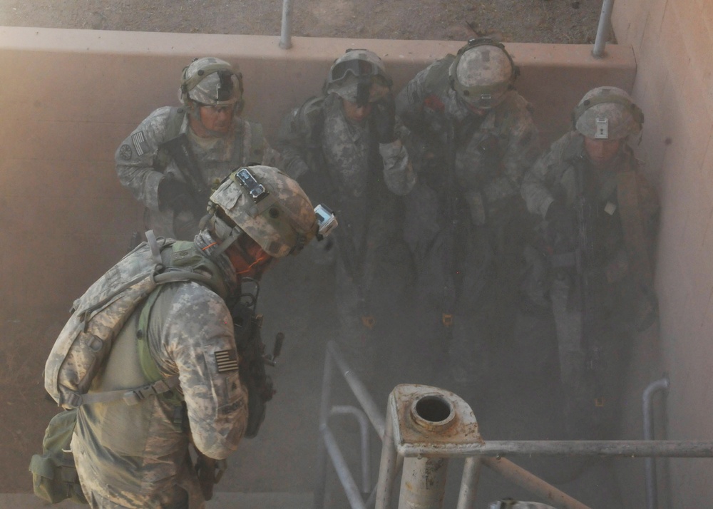 National Guard Military Police move, clear, secure during training