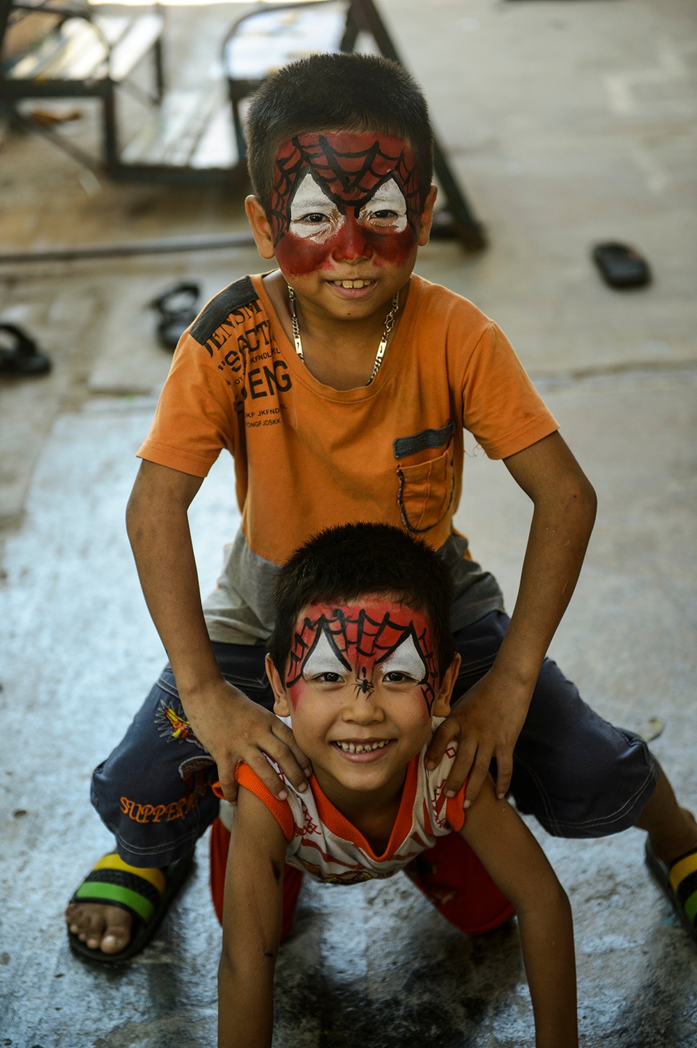 Service members from USNS Mercy play with Vietnamese children during Pacific Partnership 2015