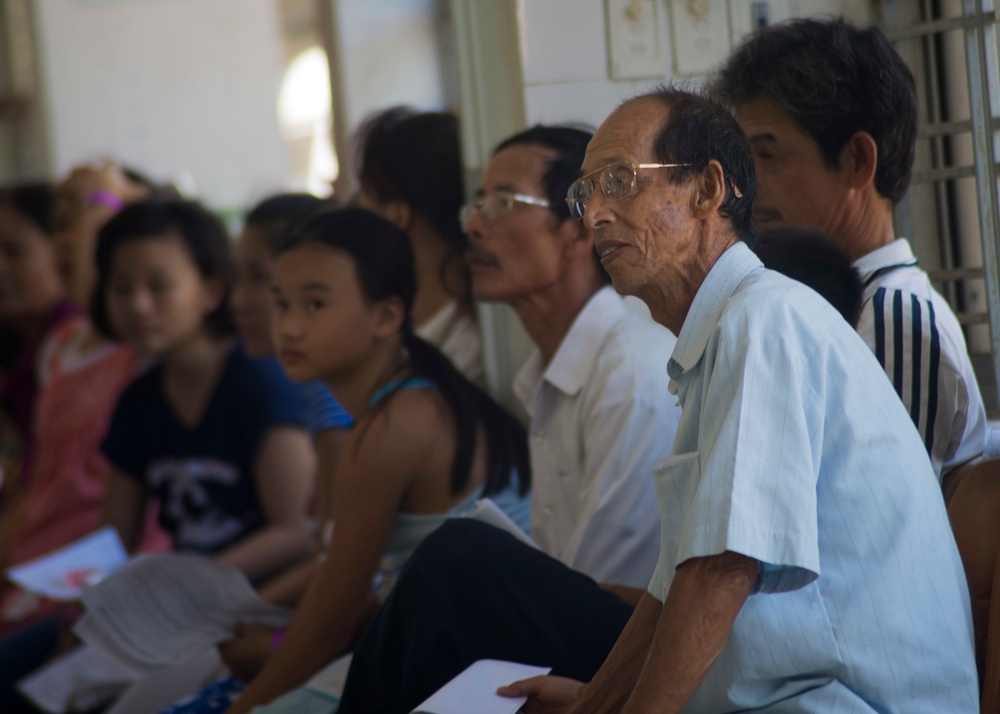 USNS Mercy crew conducts community health engagement in Vietnam during Pacific Partnership 2015