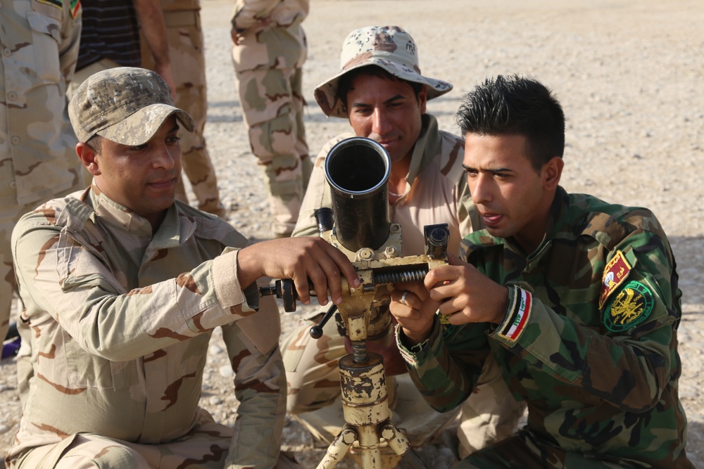 Iraqi soldiers train with mortars
