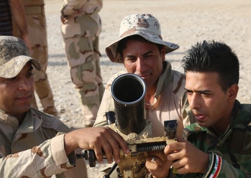 Iraqi soldiers train with mortars