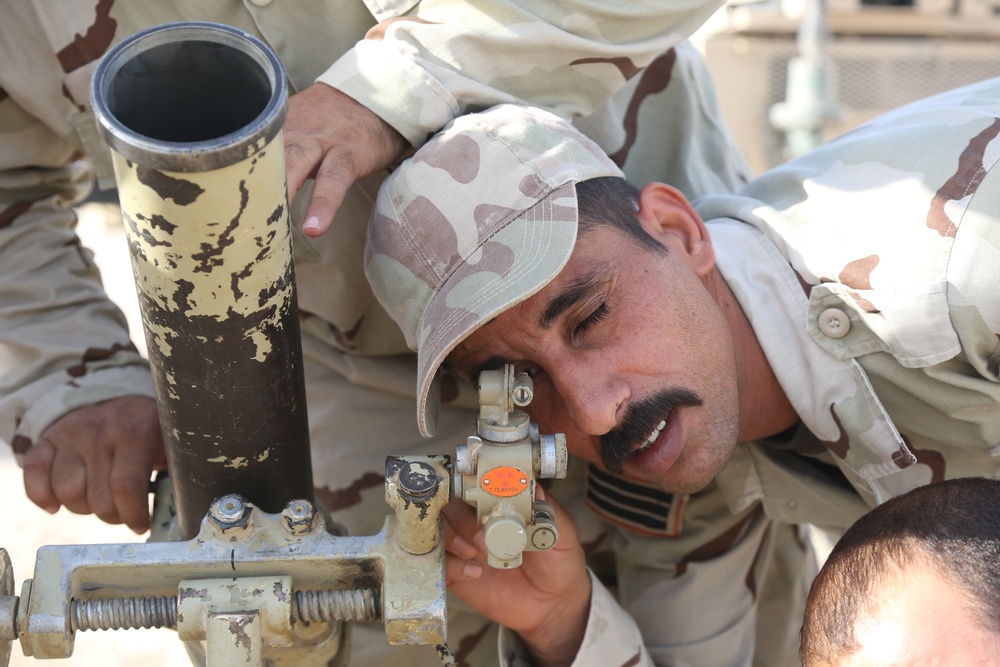 Iraqi soldiers train with mortars