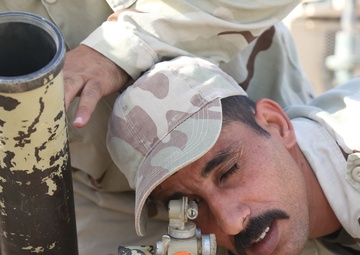 Iraqi soldiers train with mortars