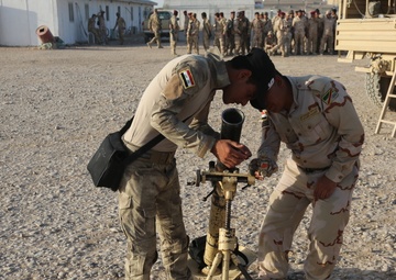 Iraqi soldiers train with mortars