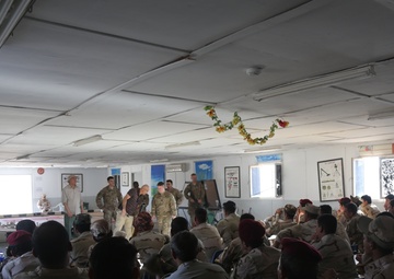 Iraqi soldiers train with mortars
