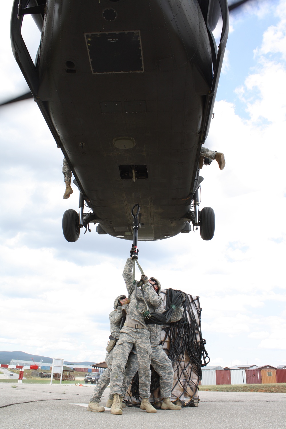 MNBG-E Soldiers train on sling load operations