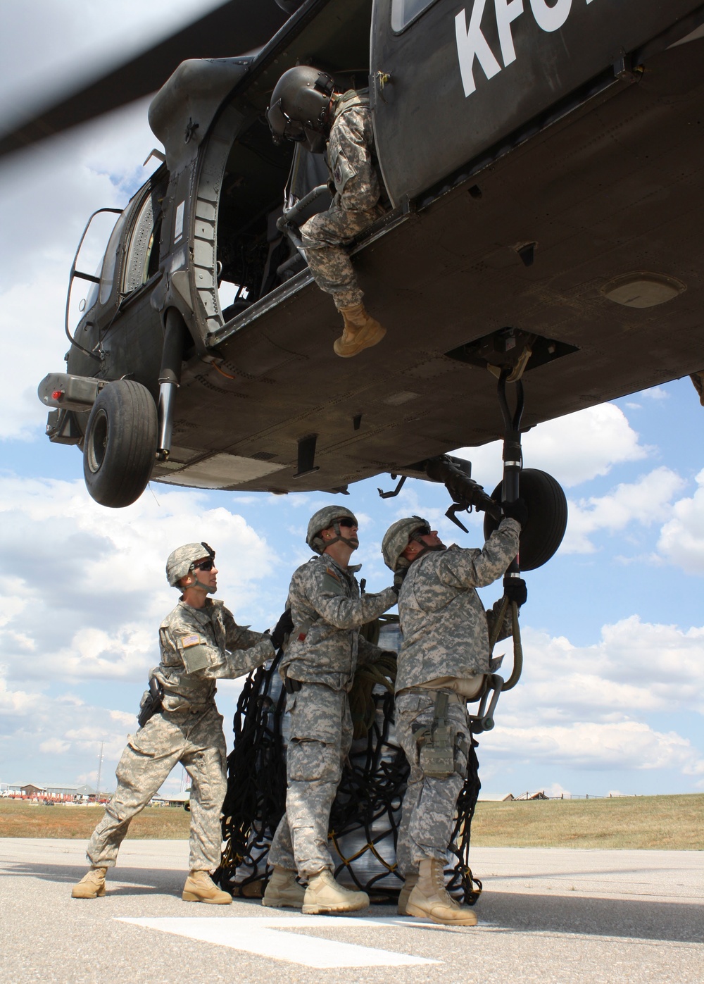 MNBG-E Soldiers train on sling load operations