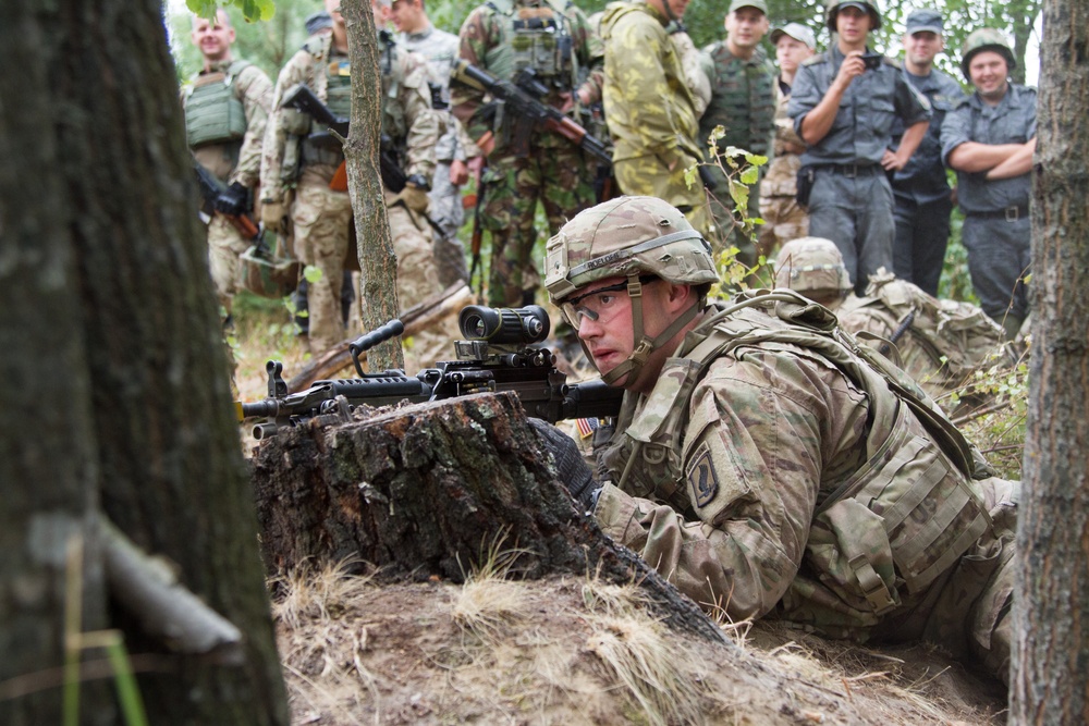 Paratroopers and Ukrainian national guard soldiers conduct squad live-fire training