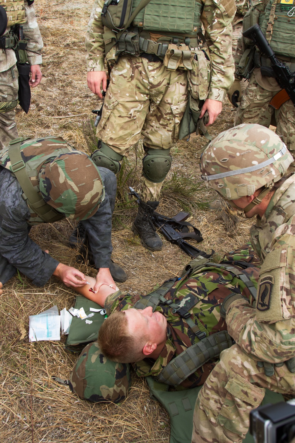 Paratroopers and Ukrainian national guard soldiers conduct squad live-fire training