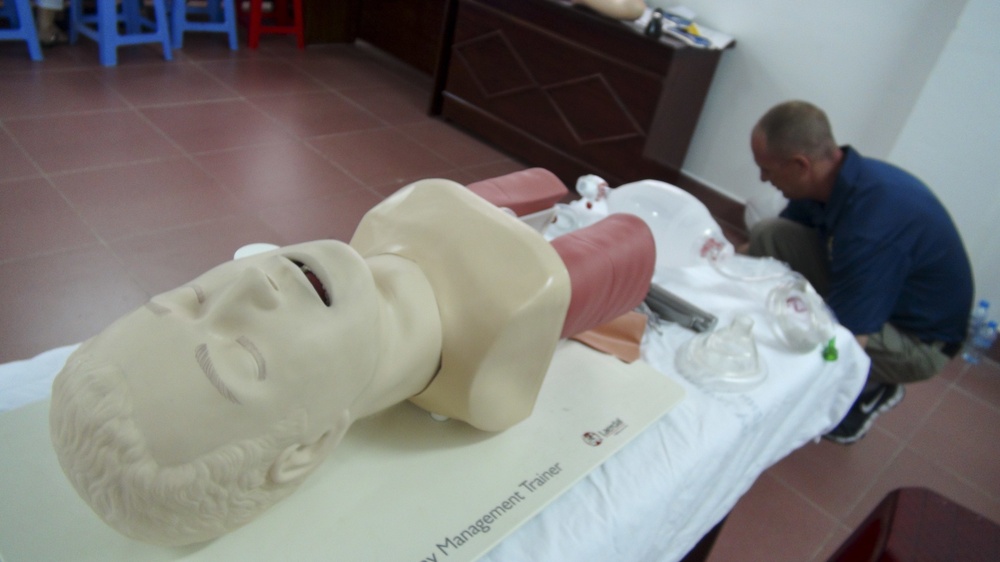 USNS Mercy crew participates in critical care nursing exchange in Da Nang, Vietnam during Pacific Partnership 2015