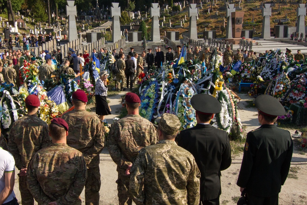 Paratroopers participate in wreath-laying ceremony during Ukrainian Independence Day