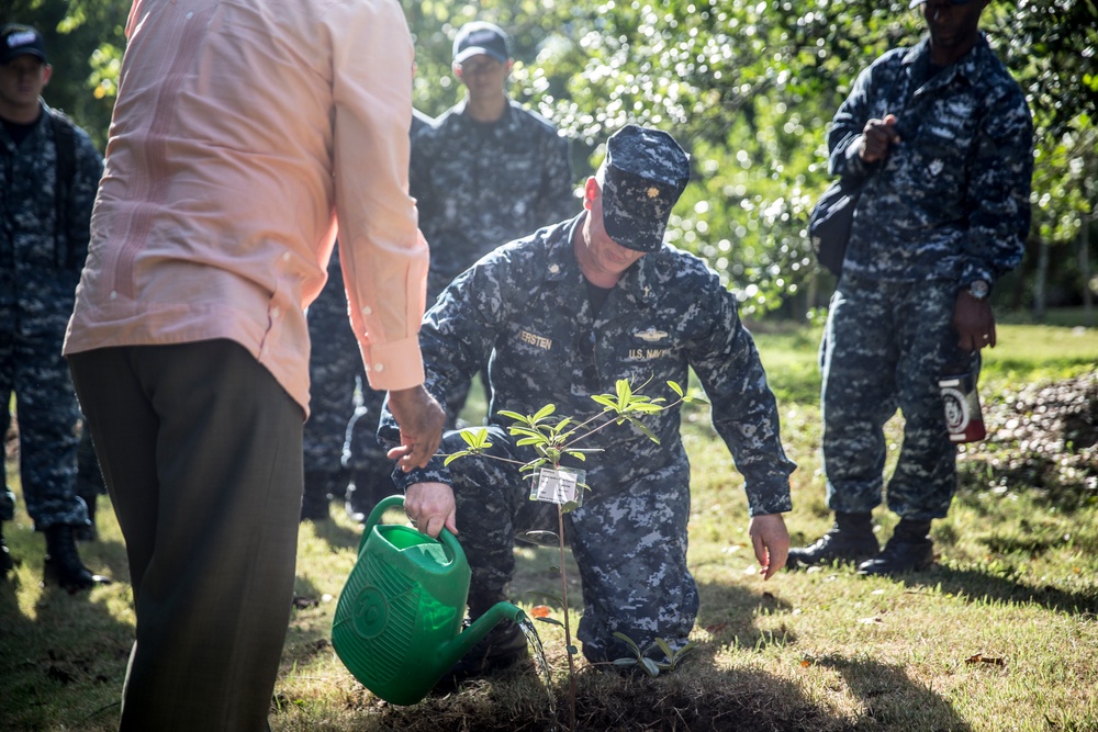 Sailors make Santo Domingo beautiful