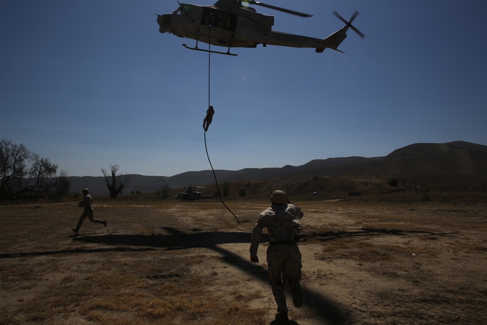 Recon Marines Hang With HMLA 369