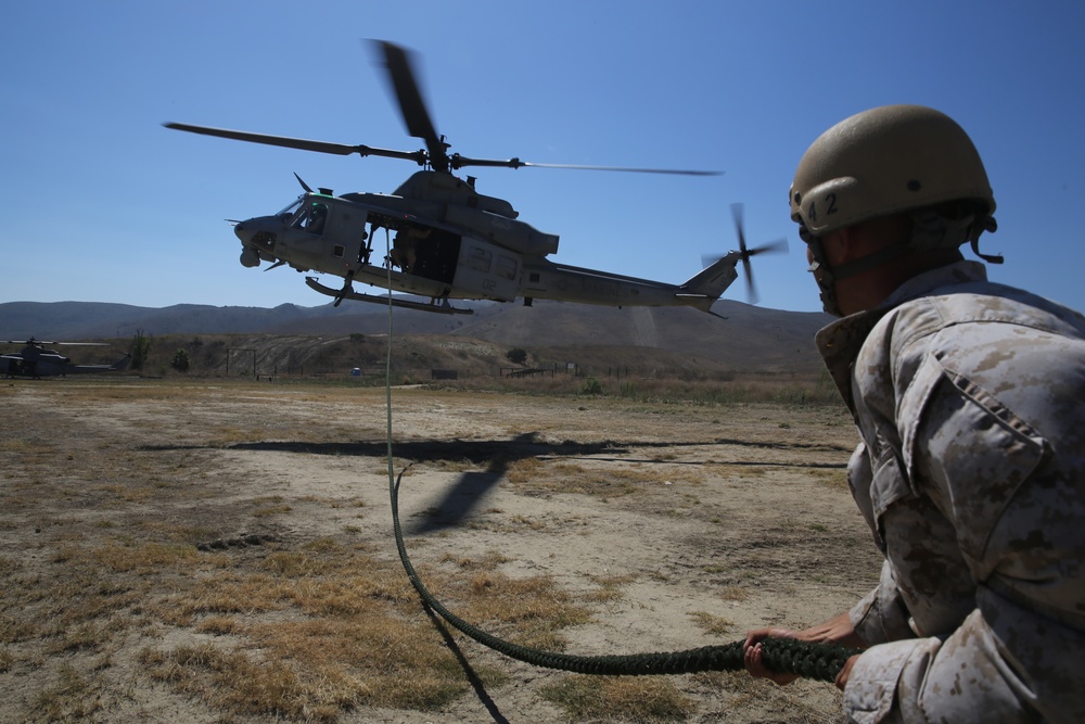 Recon Marines Hang With HMLA 369