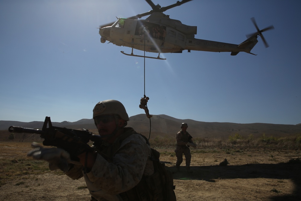 Recon Marines Hang With HMLA 369