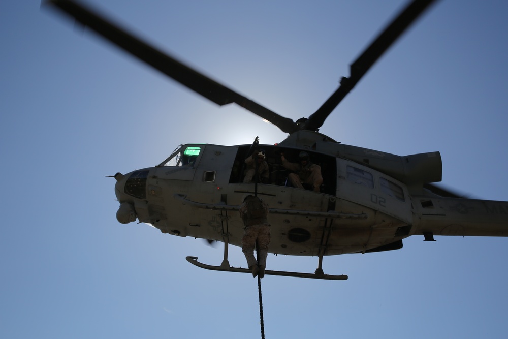 Recon Marines Hang With HMLA 369