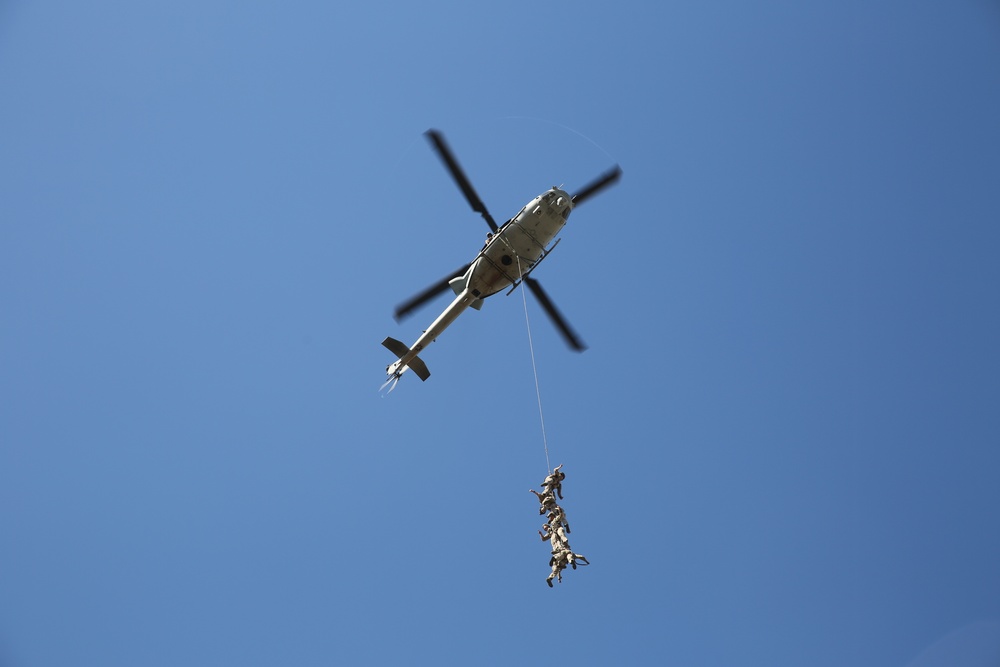 Recon Marines Hang With HMLA 369