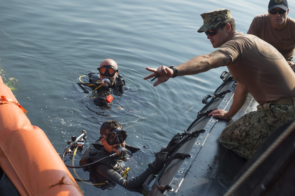 DVIDS - Images - Diving Operations ATFP Port Security Barrier Mooring ...