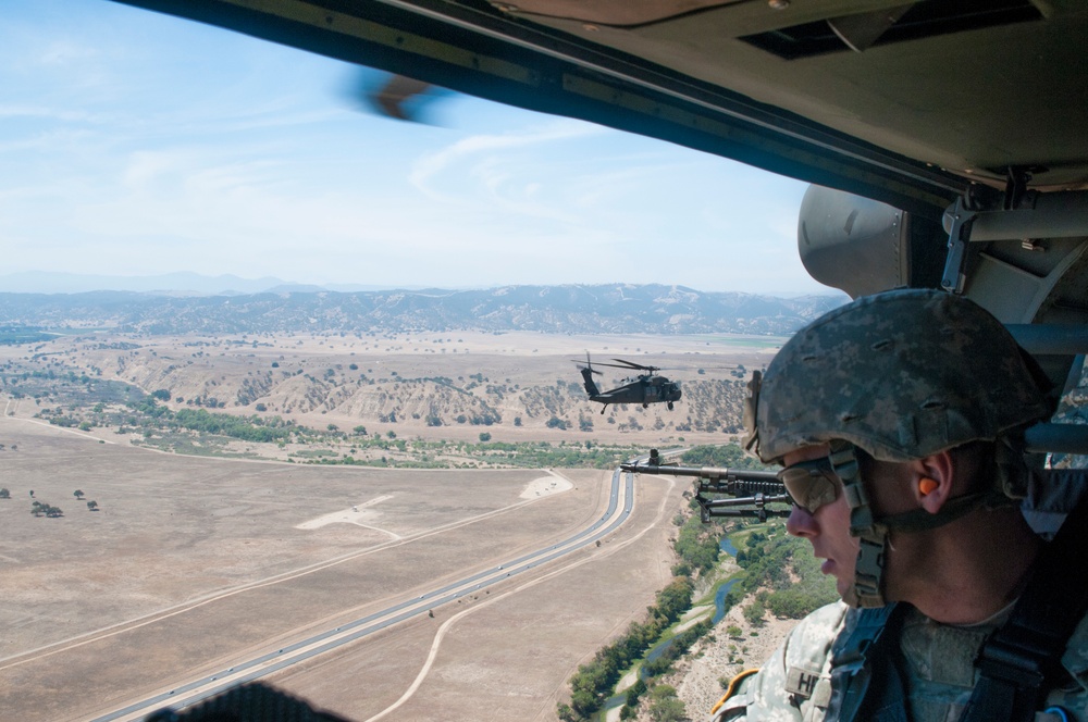 1-140th Aviation conducts air assault with 1-184th Infantry