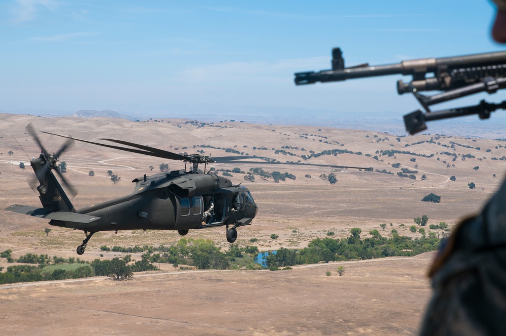 1-140th Aviation conducts air assault with 1-184th Infantry