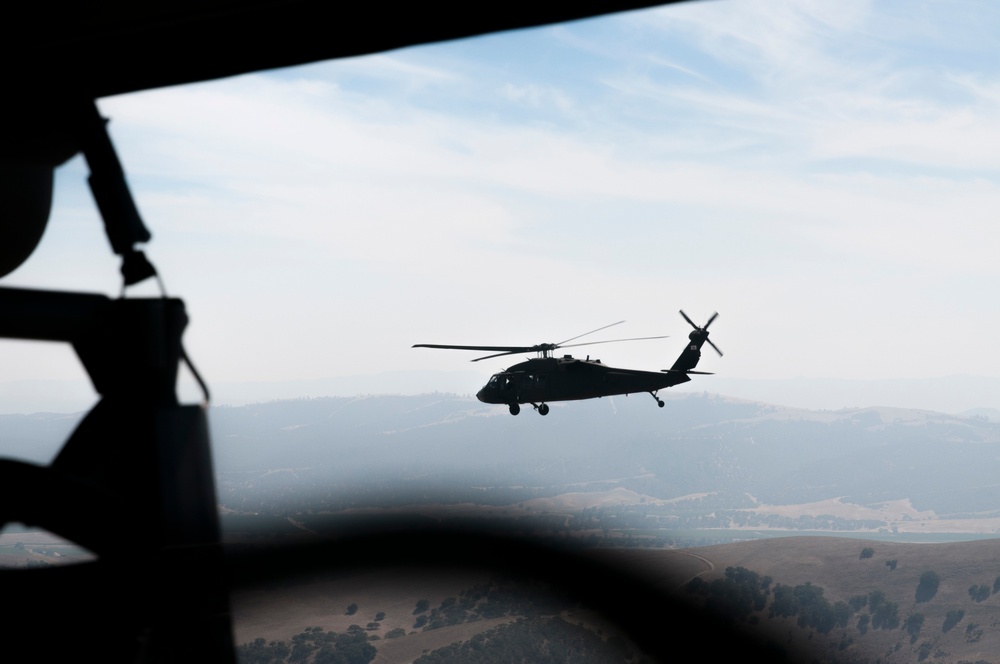 1-140th Aviation conducts air assault with 1-184th Infantry