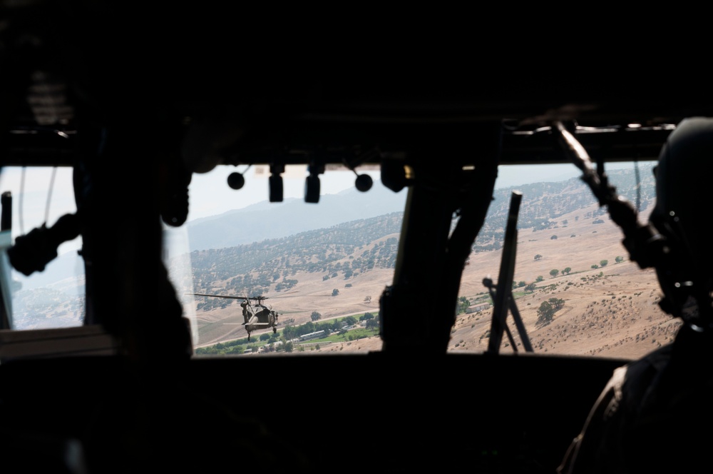 1-140th Aviation conducts air assault with 1-184th Infantry