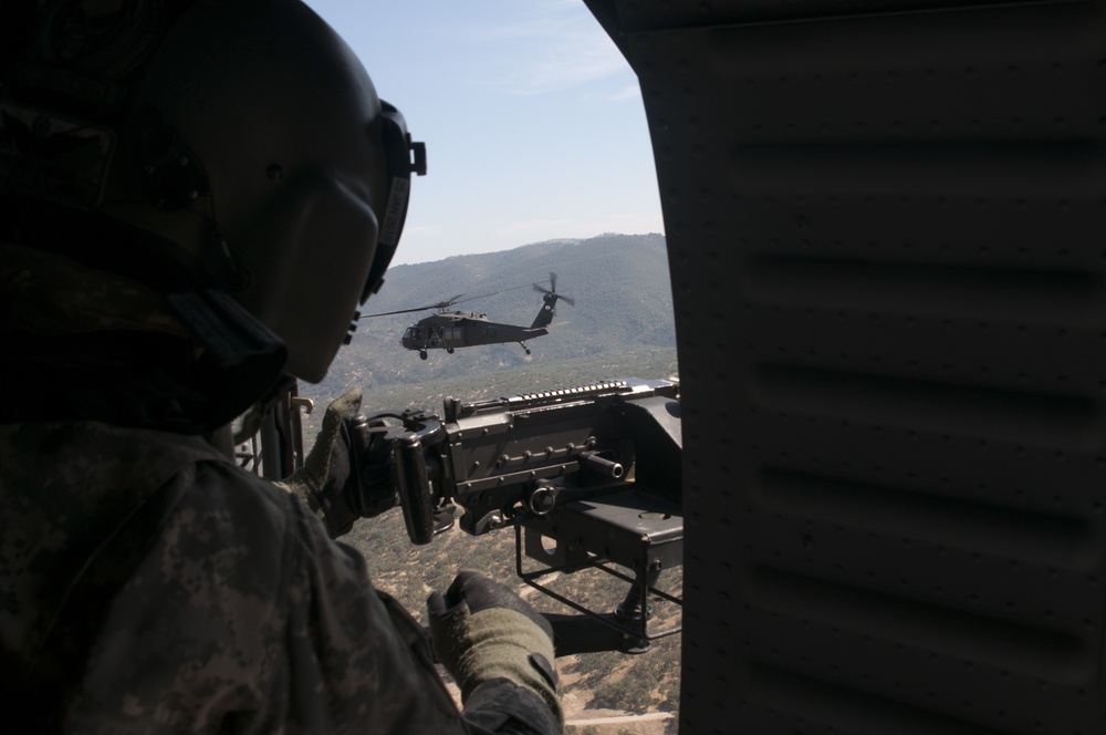 1-140th Aviation conducts air assault with 1-184th Infantry