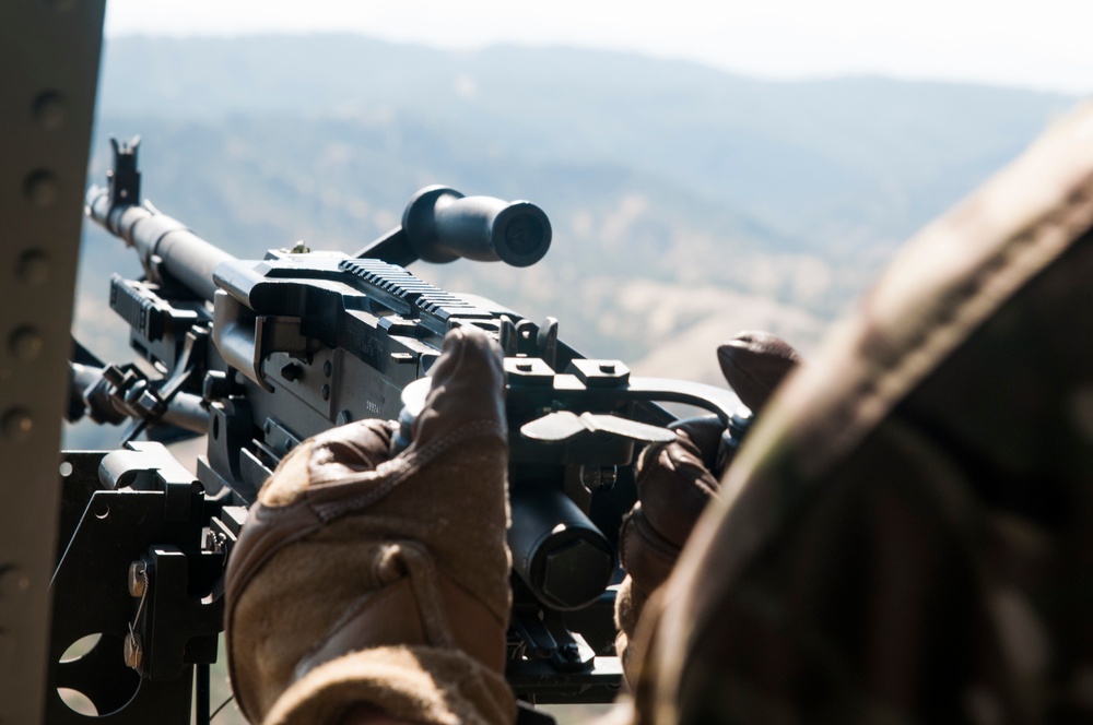 1-140th Aviation conducts air assault with 1-184th Infantry