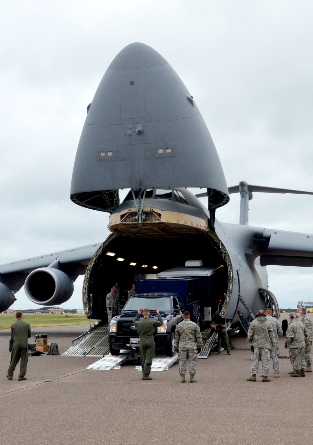 Iowa National Guard unloads C-5 Super Galaxy