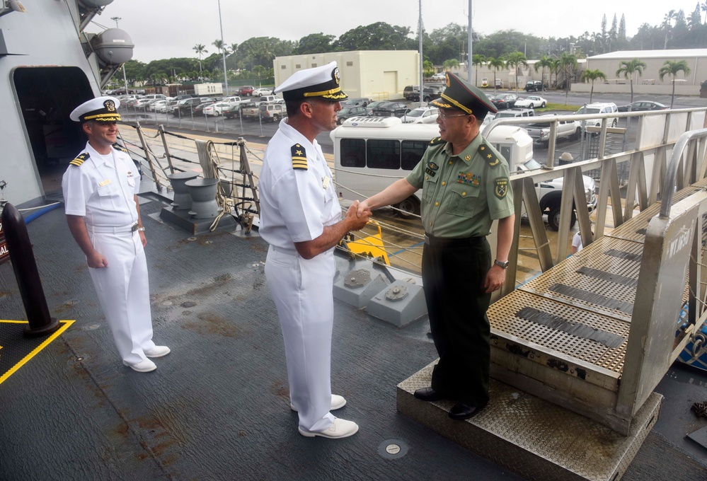 Maj. Gen. Nie tours USS Halsey