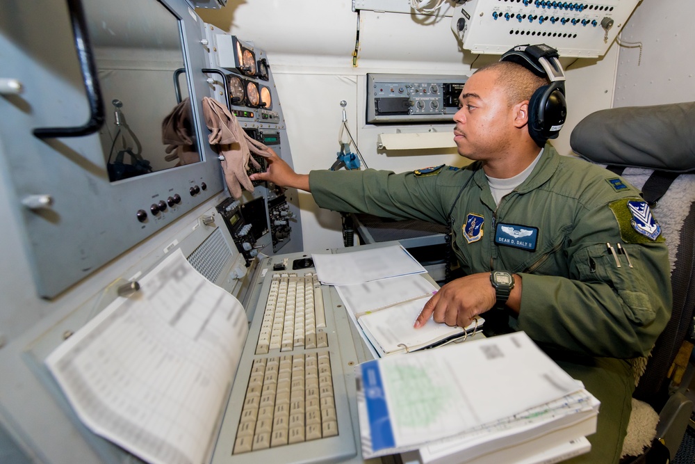 JSTARS hosts large joint-force exercise: integrates with Navy's P-8A for simulated war at sea