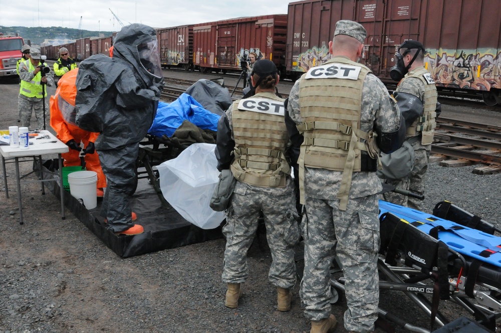 Distinguished visitors observe 55th Civil Support Team (CST) during Vigilant Guard 2015 (VG15)