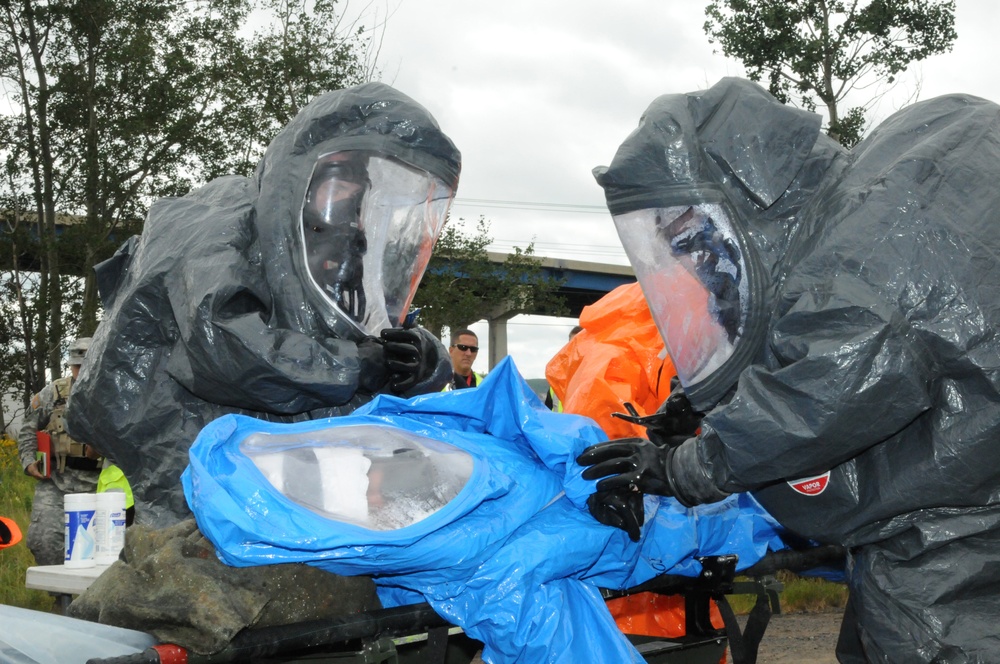 Distinguished visitors observe 55th Civil Support Team (CST) during Vigilant Guard 2015 (VG15)