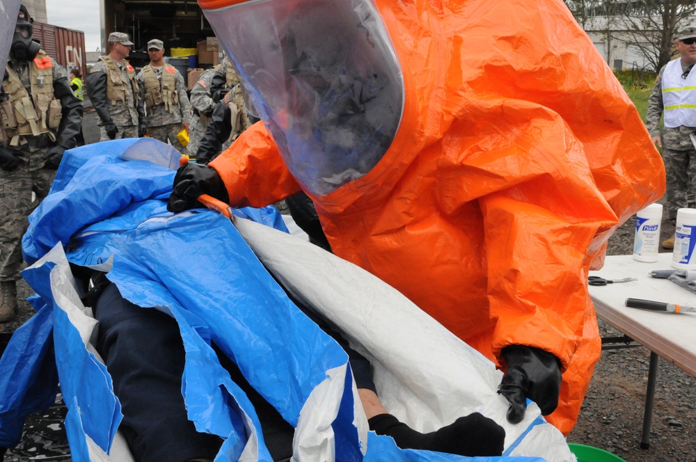 Distinguished visitors observe 55th Civil Support Team (CST) during Vigilant Guard 2015 (VG15)