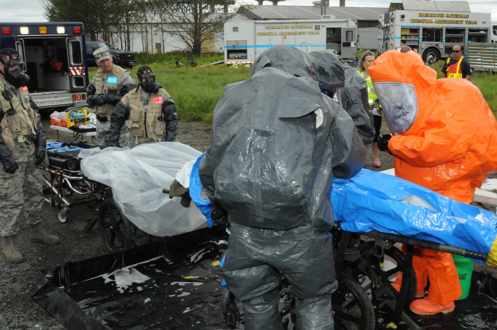 Distinguished visitors observe 55th Civil Support Team (CST) during Vigilant Guard 2015 (VG15)