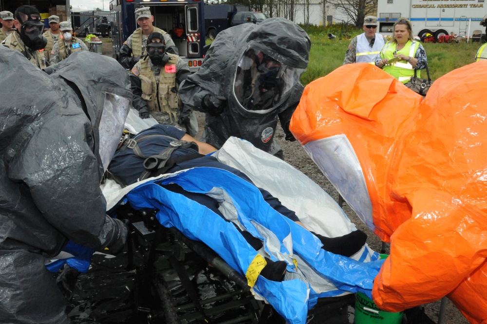 Distinguished visitors observe 55th Civil Support Team (CST) during Vigilant Guard 2015 (VG15)