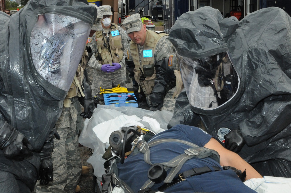 Distinguished visitors observe 55th Civil Support Team (CST) during Vigilant Guard 2015 (VG15)