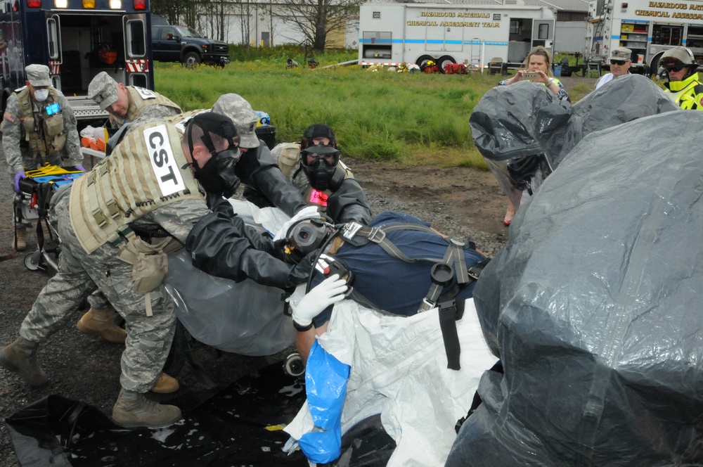 Distinguished visitors observe 55th Civil Support Team (CST) during Vigilant Guard 2015 (VG15)