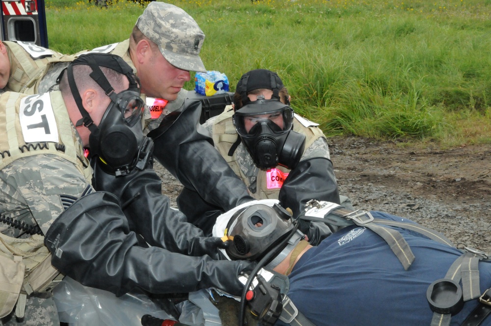 Distinguished visitors observe 55th Civil Support Team (CST) during Vigilant Guard 2015 (VG15)