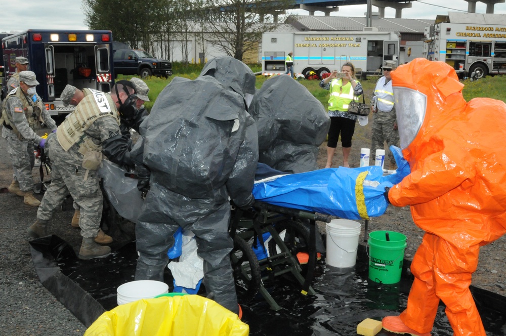 Distinguished visitors observe 55th Civil Support Team (CST) during Vigilant Guard 2015 (VG15)