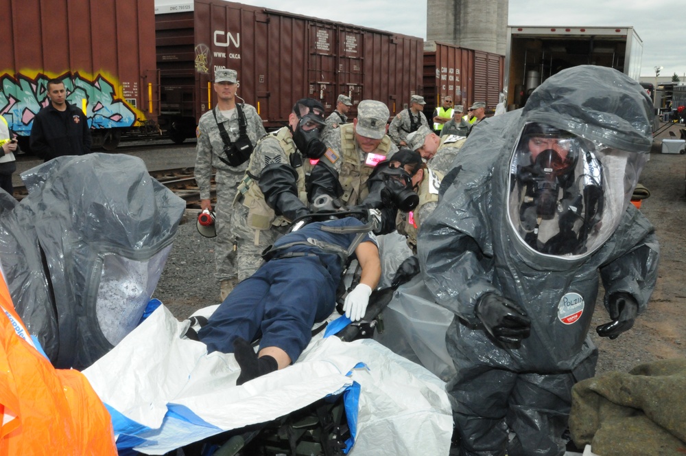 Distinguished visitors observe 55th Civil Support Team (CST) during Vigilant Guard 2015 (VG15)