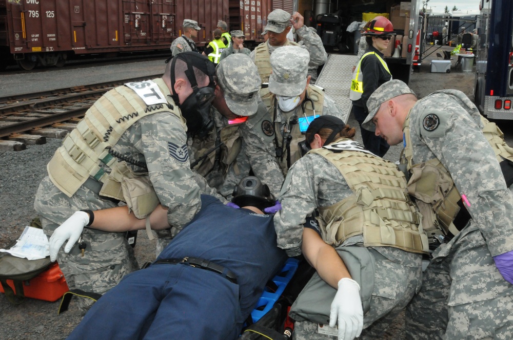 Distinguished visitors observe 55th Civil Support Team (CST) during Vigilant Guard 2015 (VG15)