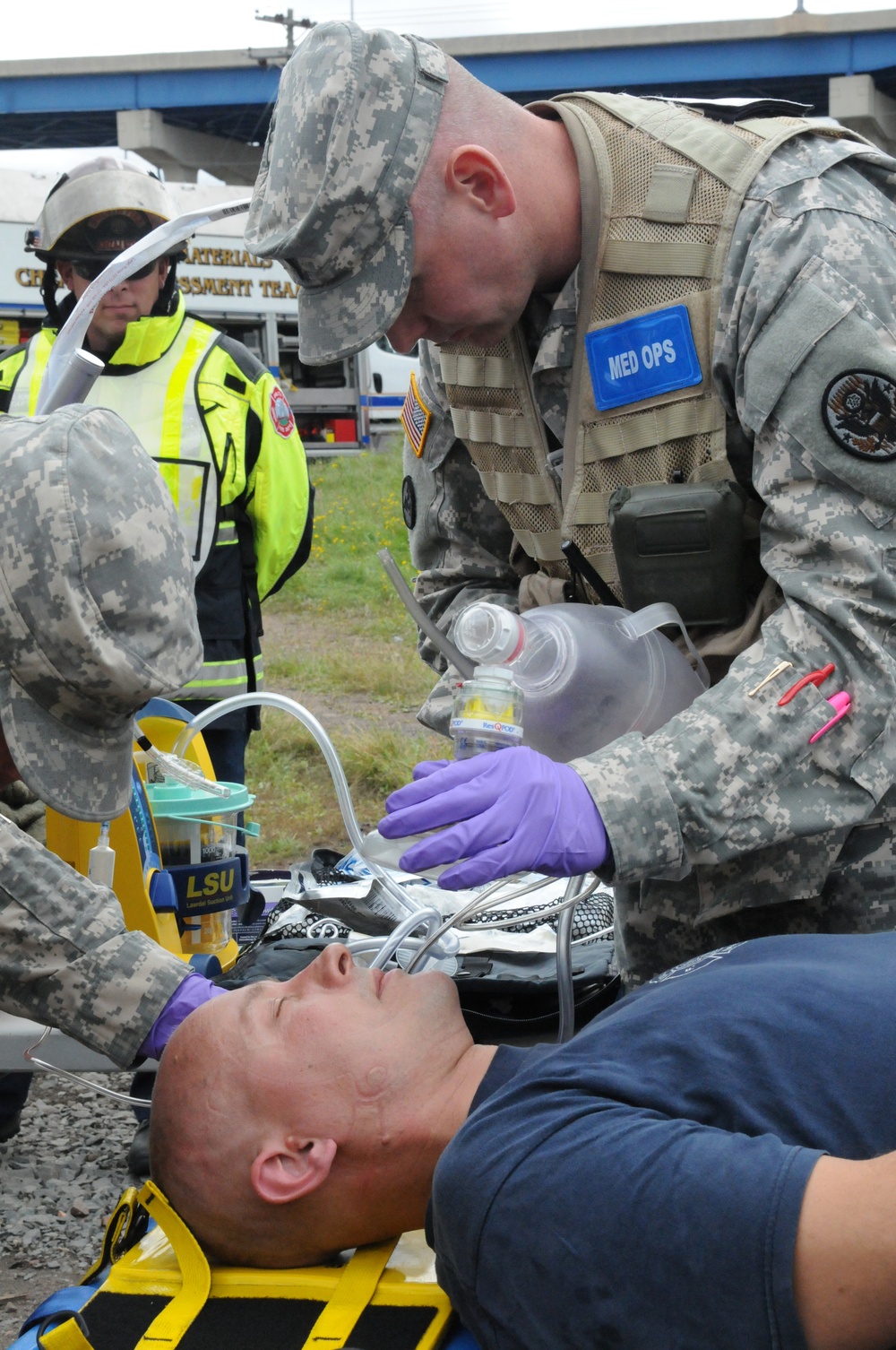 Distinguished visitors observe 55th Civil Support Team (CST) during Vigilant Guard 2015 (VG15)