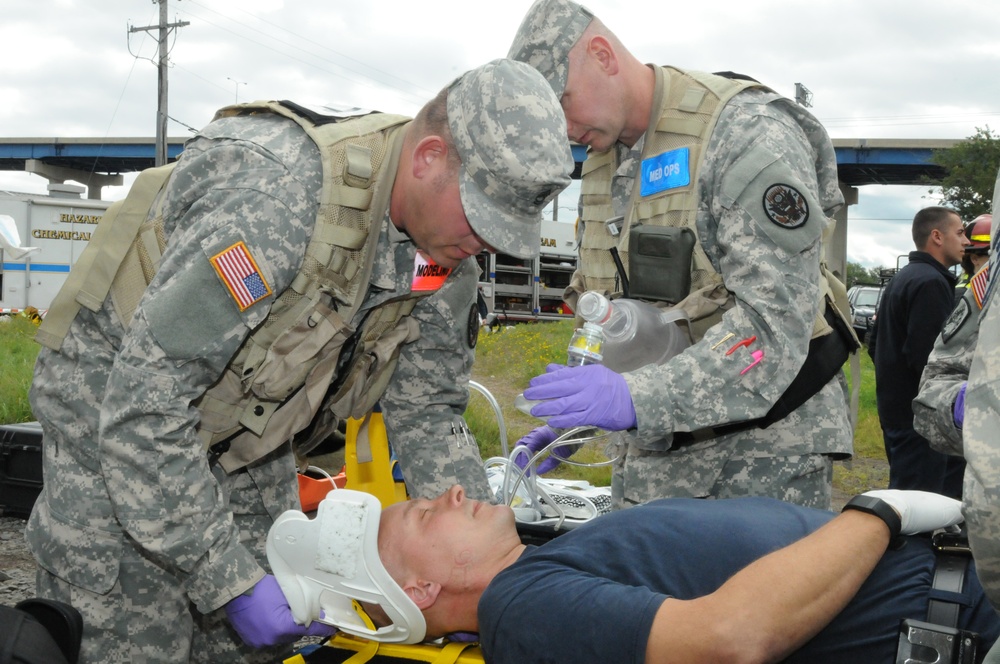 Distinguished visitors observe 55th Civil Support Team (CST) during Vigilant Guard 2015 (VG15)