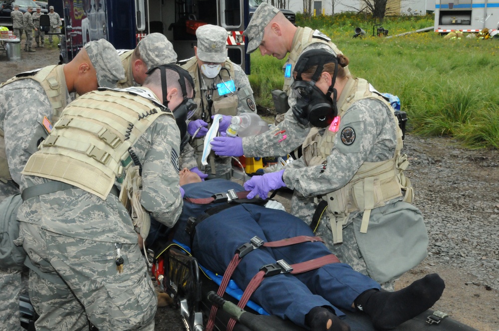 Distinguished visitors observe 55th Civil Support Team (CST) during Vigilant Guard 2015 (VG15)