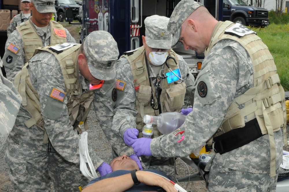 Distinguished visitors observe 55th Civil Support Team (CST) during Vigilant Guard 2015 (VG15)