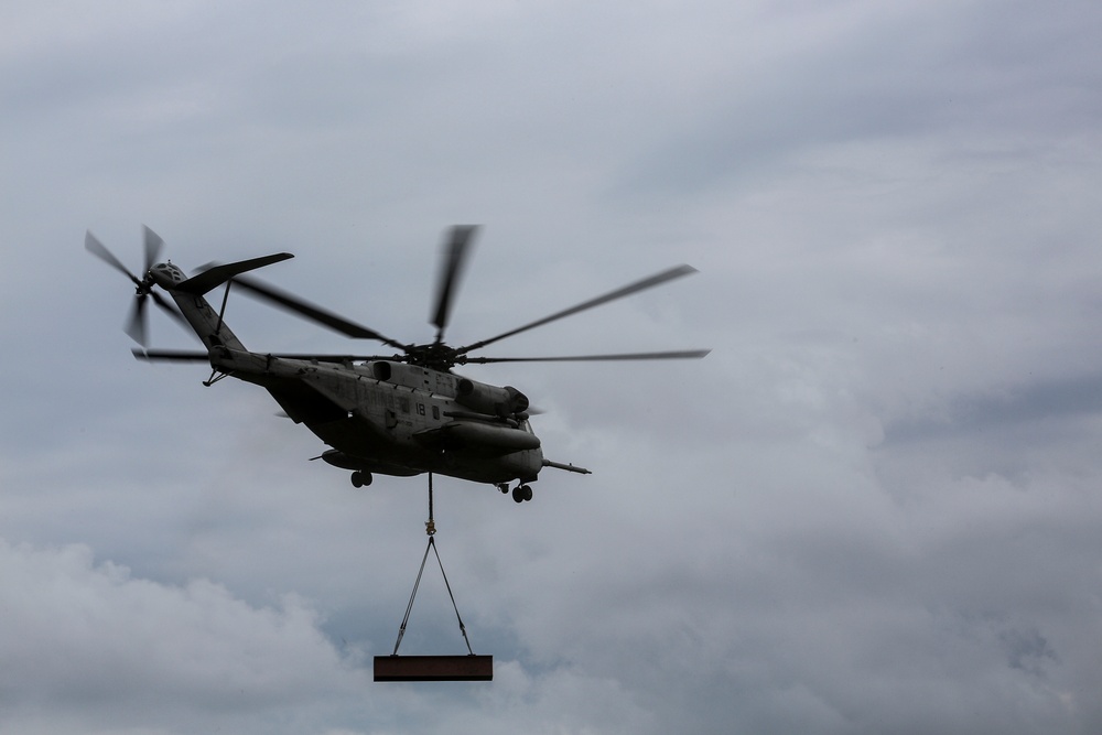 HMHT-302 demonstrates CH-53E capabilities with 2nd Transportation Battalion