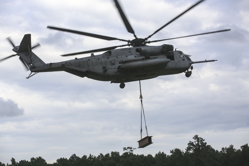 HMHT-302 demonstrates CH-53E capabilities with 2nd Transportation Battalion